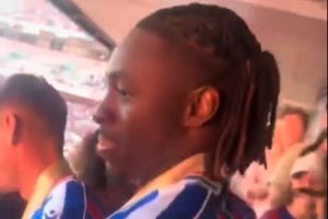 被球迷问是否会来阿森纳，埃泽面带微笑未做回应