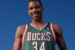 米德尔顿：对字母哥的初印象是又高又瘦 当时我需要和他竞争