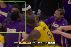 你小子！八村摘里夫斯头带甩着玩庆祝绝杀😅打了斯玛特大嘴巴子